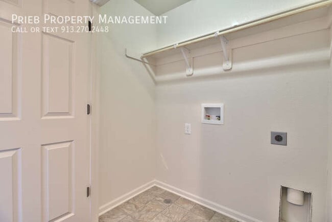 Building Photo - Persimmon Pointe Duplex - Available Septem...