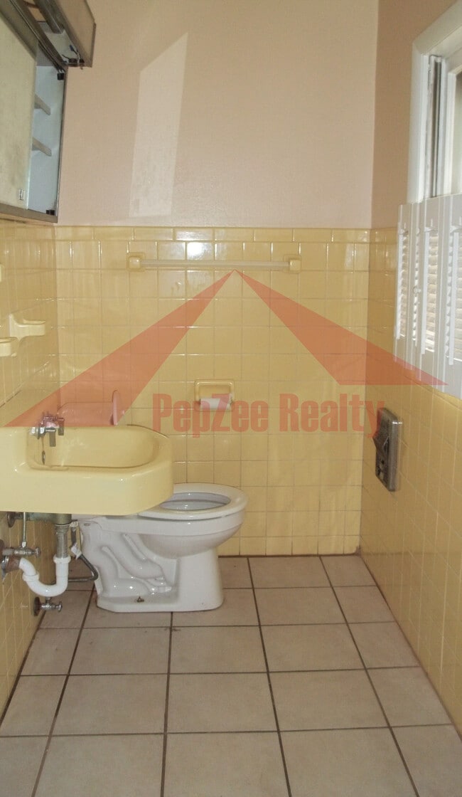 Building Photo - 1331 Amherst Pl