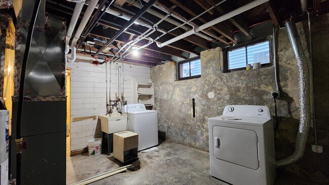 Building Photo - 908 E Gorham St