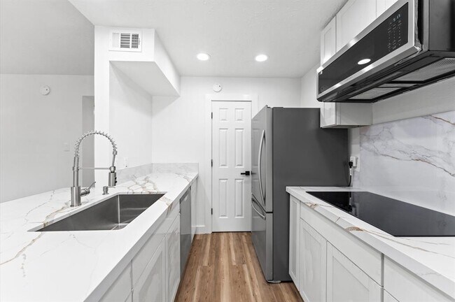 Building Photo - 17331 Red Oak Dr