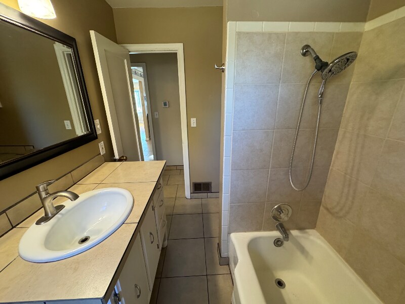 Building Photo - 825 E 35th Ave