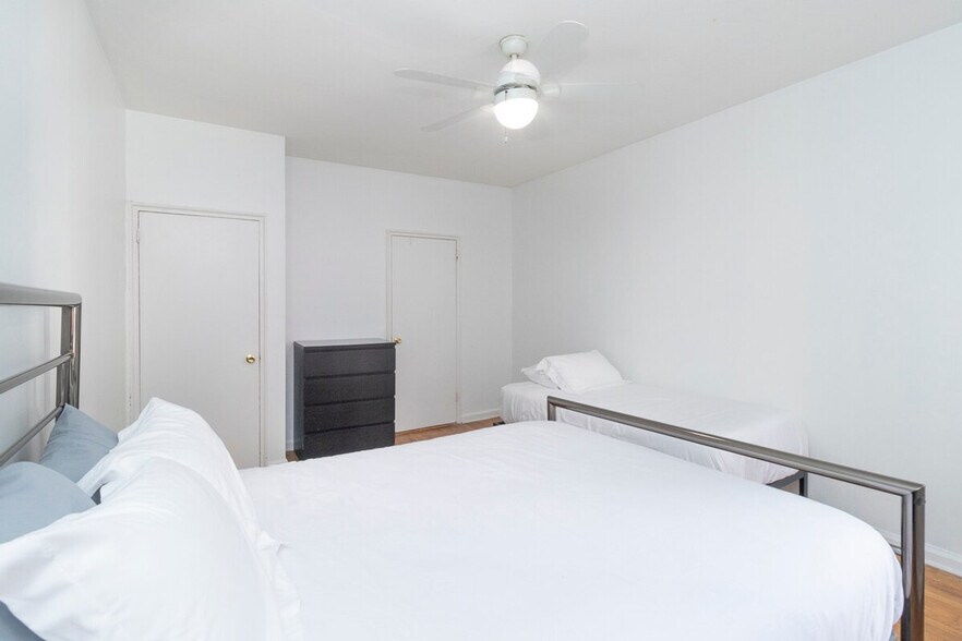 Building Photo - 250 E 82nd St