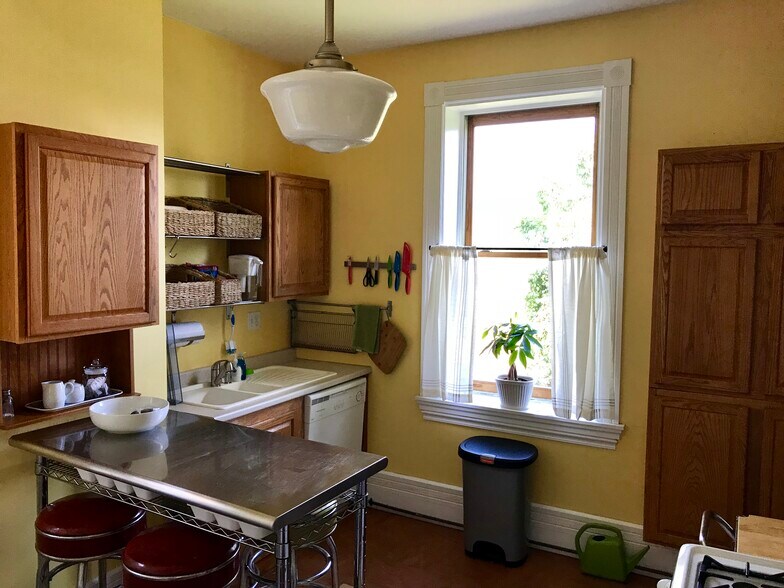 Shared kitchen Dimensions: 11' x 12' Appliances: refrigerator, dishwasher, disposer, gas range, microwave. Equipment: coffee press, blender, toaster, hand mixer, dishes, cups, glasses, silverware, knives, salad spinner, food storage containers, cookware, bakeware, towels, ice trays, etc. - 3284 Dawson Street