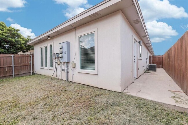 Building Photo - 1012 E la Cantera Ave