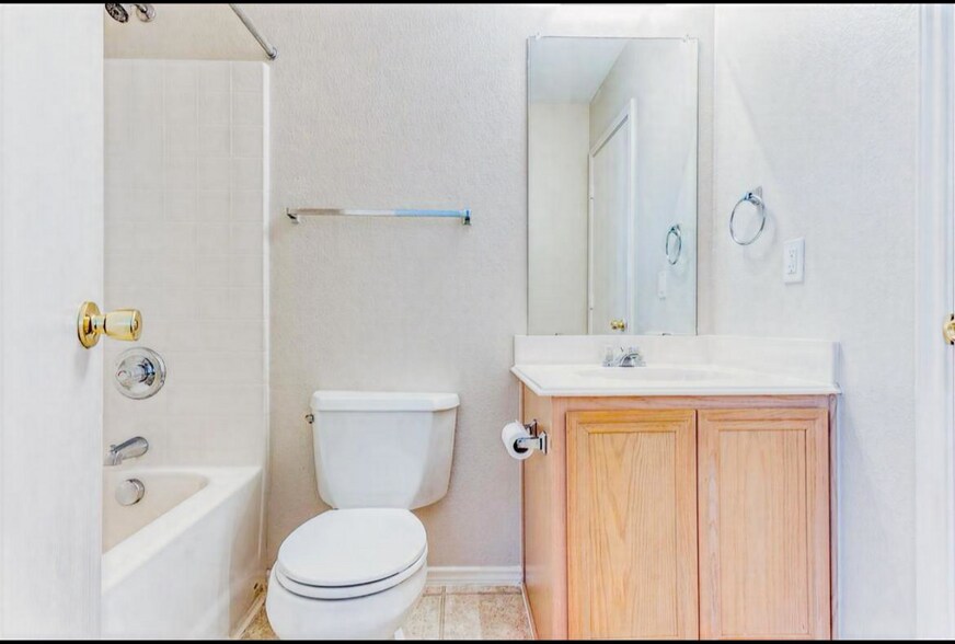 Building Photo - Room in Duplex on W Walton Way