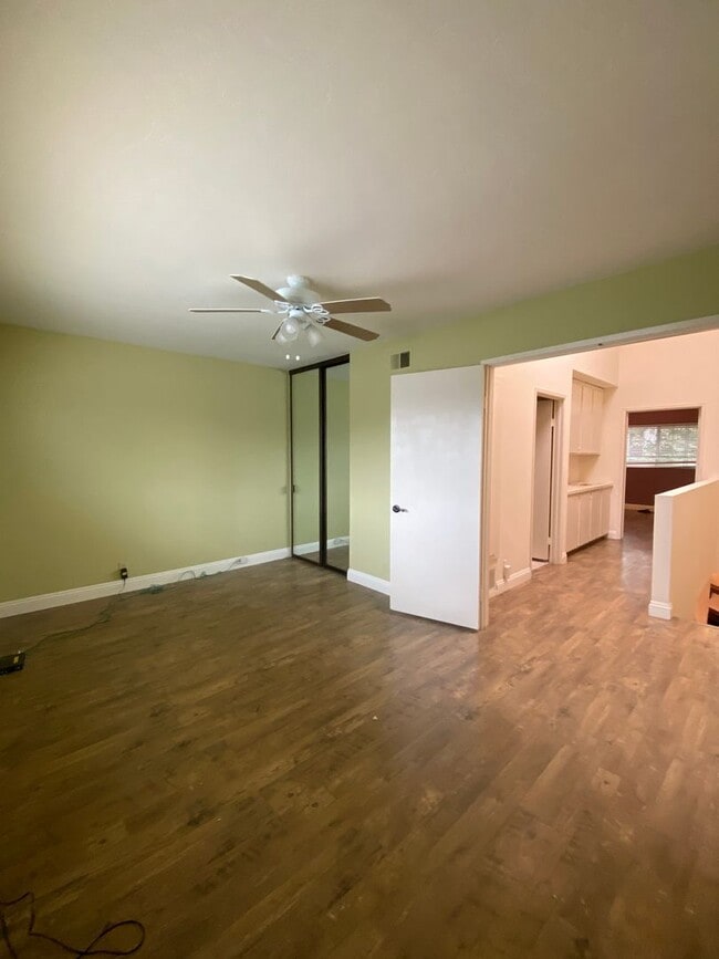 Building Photo - Two Bedroom Condo Close to Orange Circle
