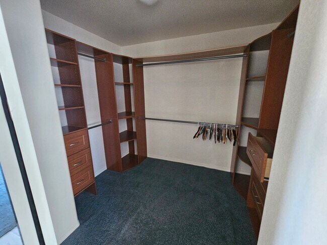 Building Photo - 4 BEDROOM POOL HOME IN GREEN VALLEY RANCH