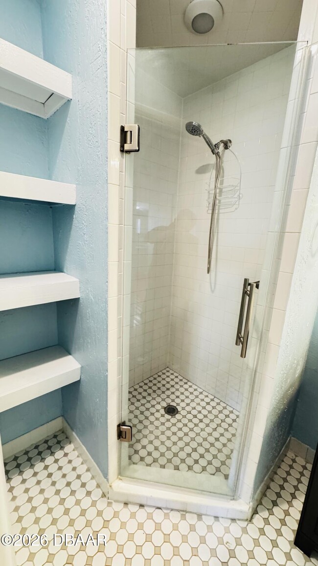 Building Photo - 921 N Wild Olive Ave