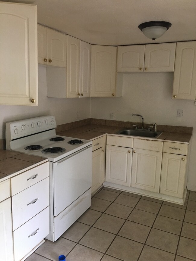 Building Photo - 902 N 27th St