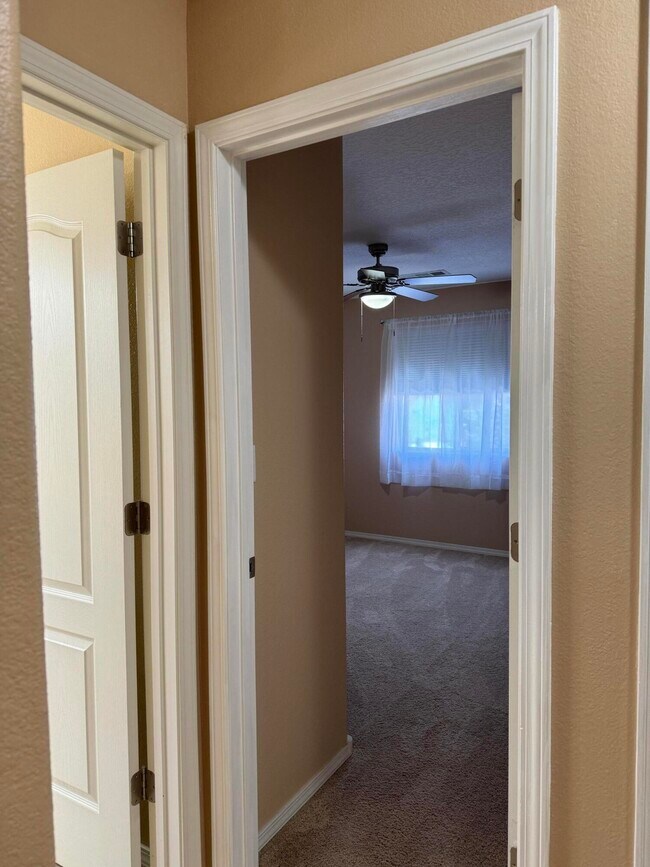 Building Photo - 10812 Fort Point Ln NE