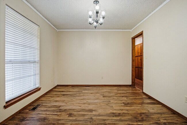 Building Photo - 128 W Platt Dr