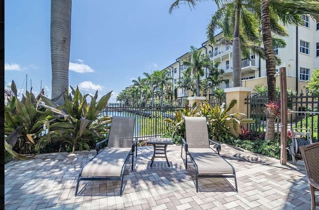 Building Photo - Top Floor Waterfront Condo - Renovated 1 B...