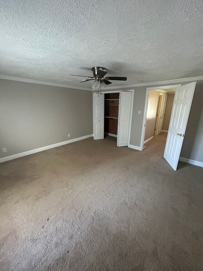 Building Photo - Modern 1 Bedroom Townhome in Prime Moon Township Location!