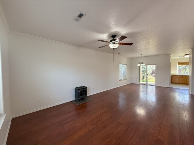 Building Photo - SPACIOUS LAYOUT! HARD SURFACE FLOORING, FE...