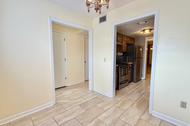 Building Photo - AVAILABLE NOW! (No Pets Preferred)