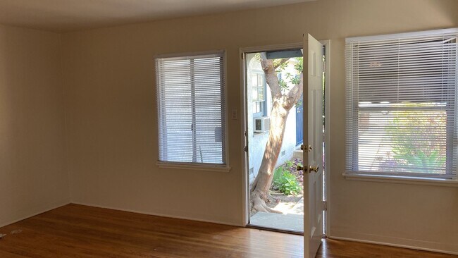 Building Photo - 2212