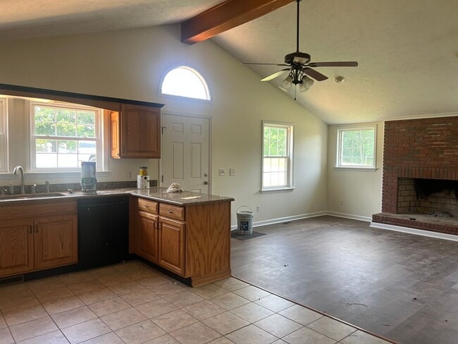 Building Photo - Very Nice 4 bedroom near Tri Cities Airpor...
