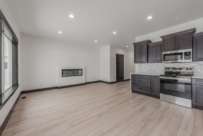 Building Photo - Brand New 3 bed 2.5 townhome