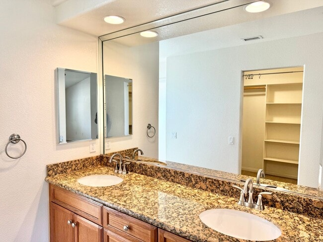 Building Photo - Huge 3 bed 2 bath Home In Storey Park Neig...