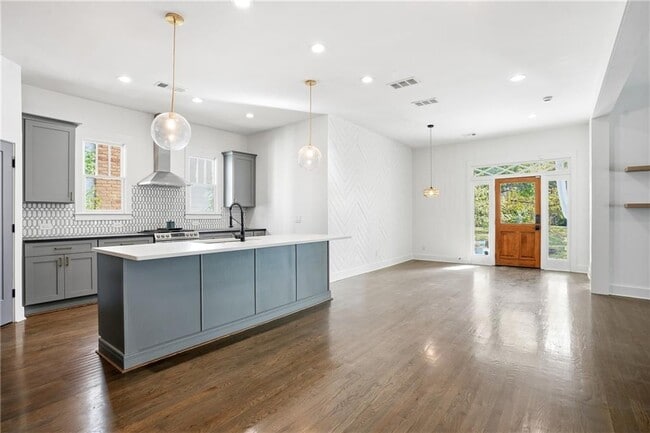 Building Photo - 1025 Oak St SW