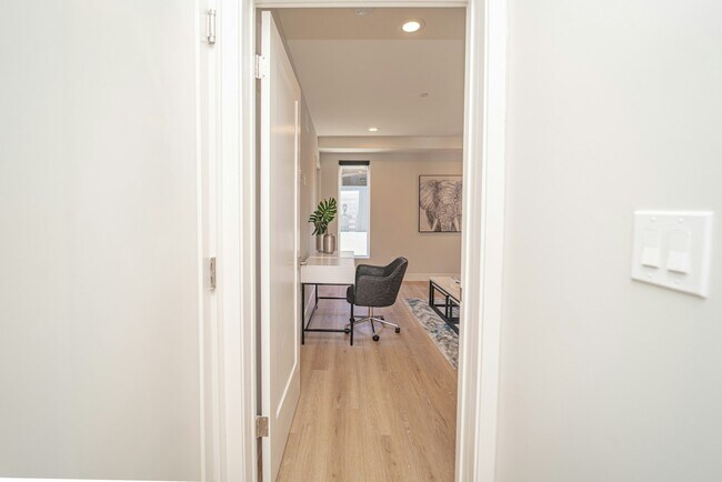 Building Photo - 2115 Holly Dr