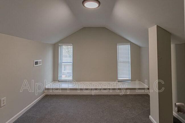 Building Photo - 10 Montana St