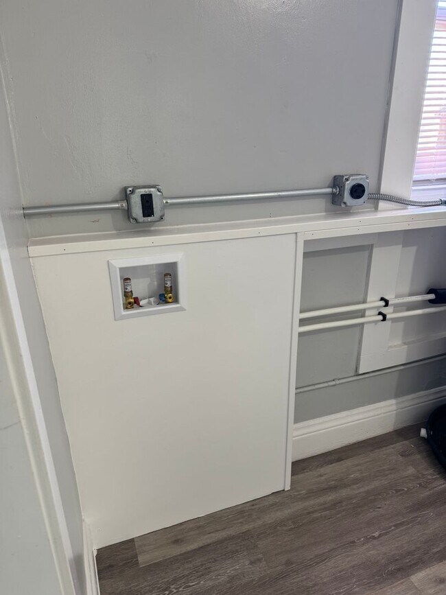 Building Photo - Spacious 2-Bedroom Apartment in Davenport’s Hilltop District – Walk to St. Ambrose & Palmer!