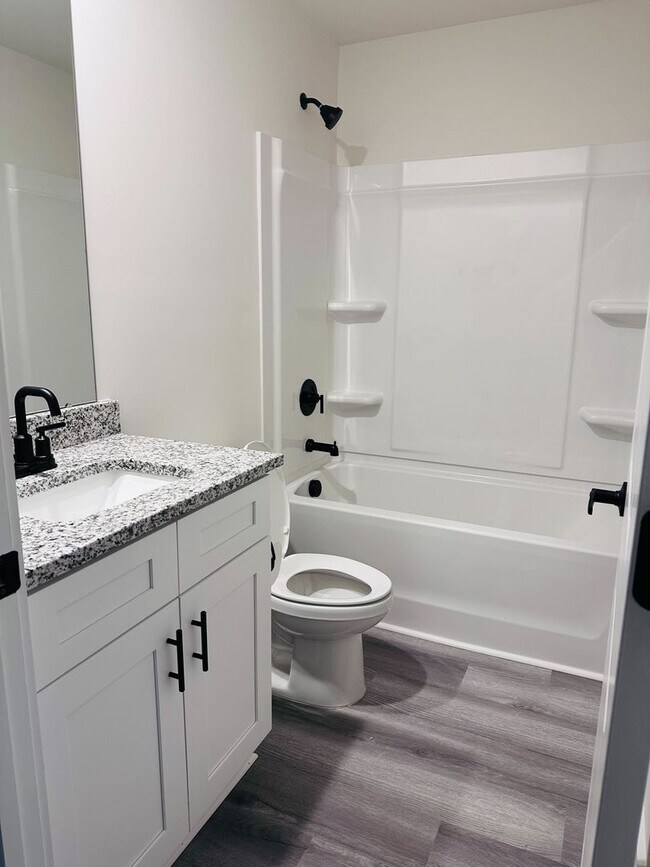 Building Photo - Modern 3BR / 2.5BA Townhome in a Prime Location – Washer/Dryer Included