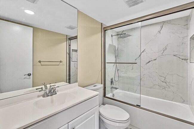 Building Photo - 3113 San Fernando Dr