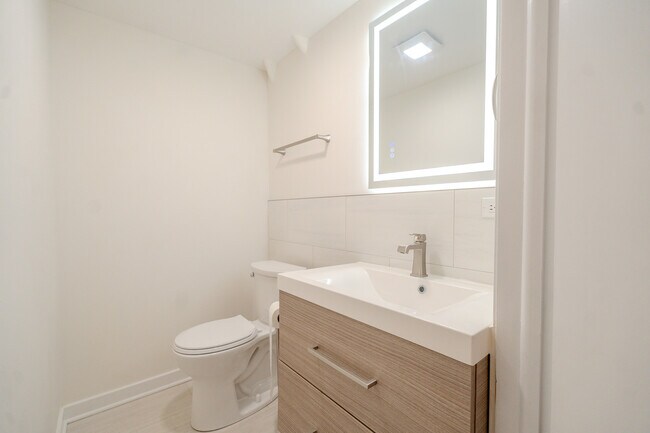 Building Photo - 2740 W Farragut Ave