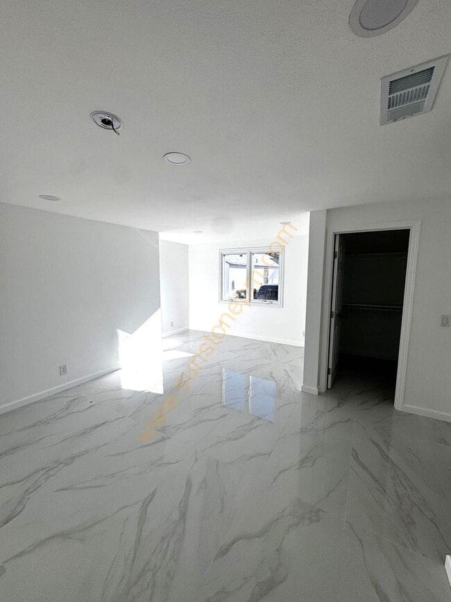 Building Photo - 696 E 9th St