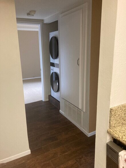 Building Photo - 550 Orange Ave