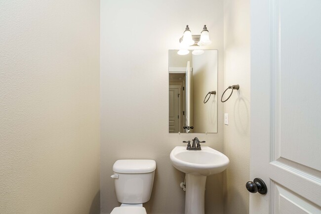 Building Photo - 3 Bedroom 2.5 Bath Townhome - Convenient R...