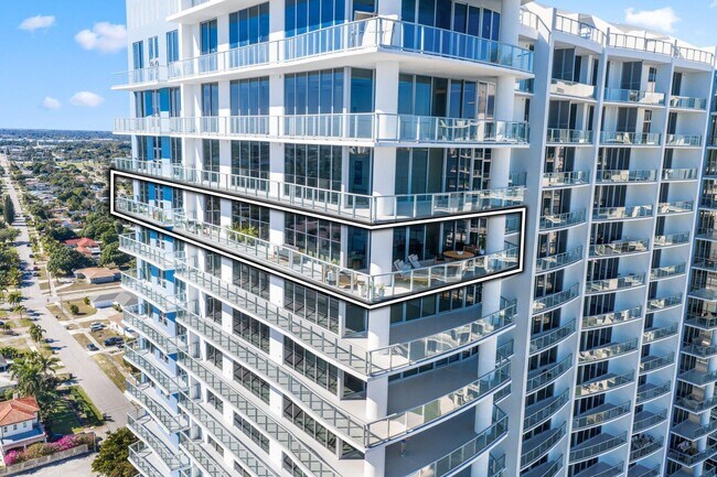 Building Photo - 220 Lake Shore Dr