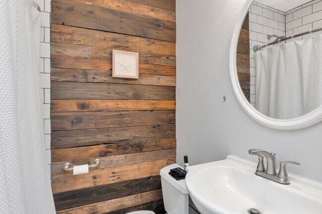 Building Photo - 3 BEDROOM 2 BATHROOM POOL HOME LOCATED IN ST. PETERSBURG