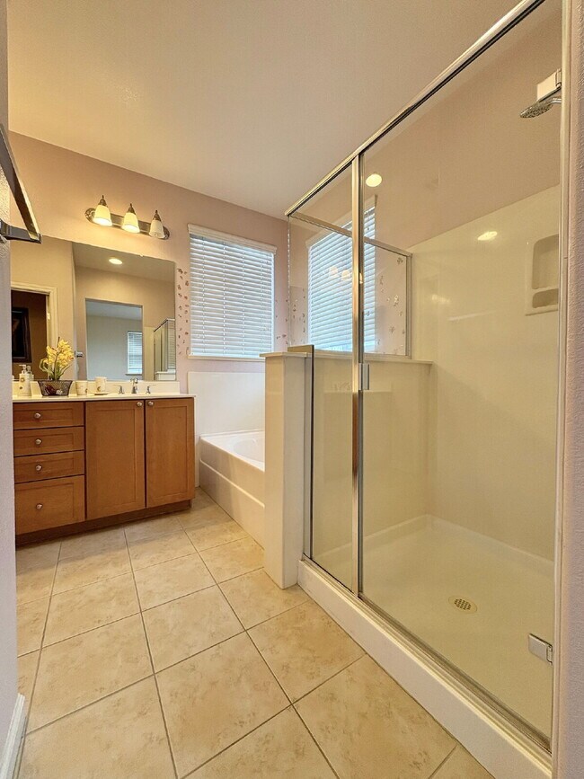 Building Photo - 50% off your first month’s rent move-in special! Spacious 4BR / 2.5BA Home in Pittsburg