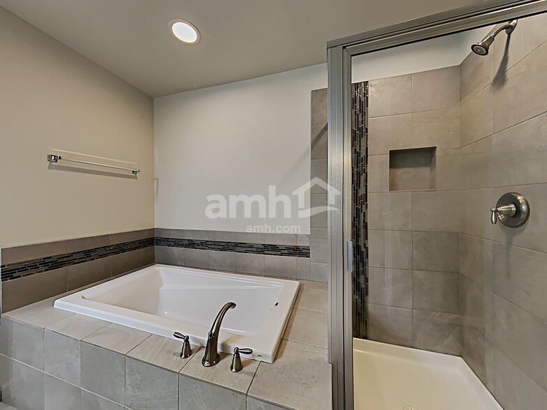 Building Photo - 2665 Link Ave