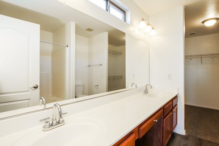 Building Photo - 3035 S 85th Dr