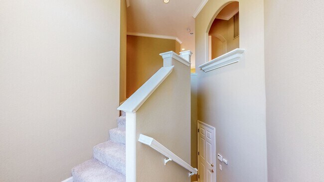 Building Photo - Gorgeous Home with private yards, large de...