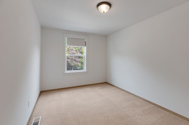 Building Photo - 3bdrm + Office/Den, 2.25 Bath,1664 sq ft, 2 car garage, Backs to Greenbelt! Lk Stevens Schools!