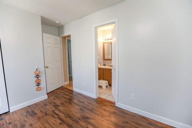 Building Photo - Modern Comfort in a Peaceful Setting – 4BR...