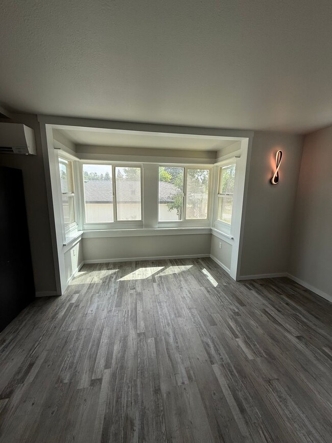 Building Photo - 2 Bedroom 1 Bath-Home