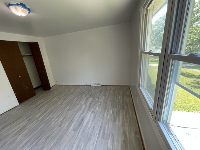 Building Photo - 165 Berehaven Dr