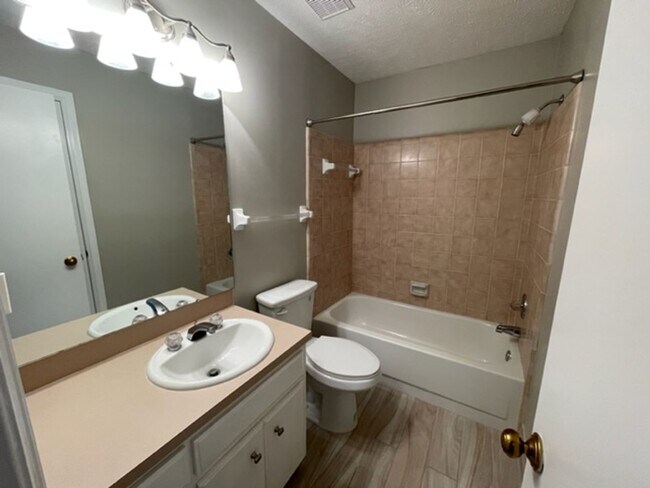 Building Photo - 1604 Queen Elizabeth Ct