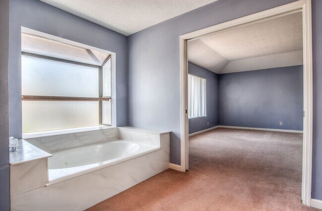 Building Photo - 4546 E Blue Jay Ave
