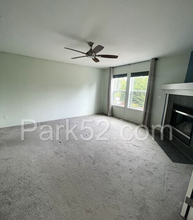 Building Photo - Spacious 4 Bedroom Home in DuPont