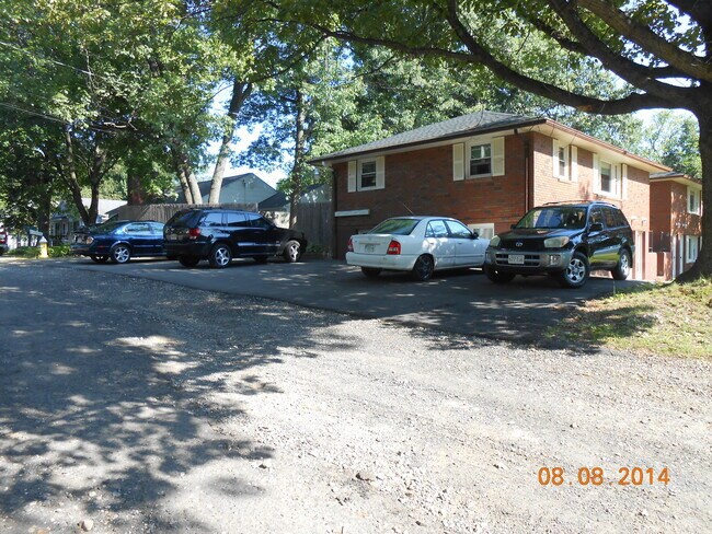 Building Photo - 194 Lake Dr