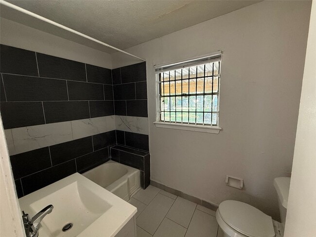 Building Photo - 5614 Ricky St