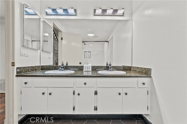 Building Photo - 9558 Swinton Ave