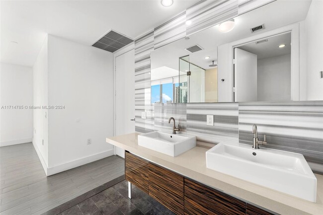 Master Bathroom - 1100 Biscayne Blvd